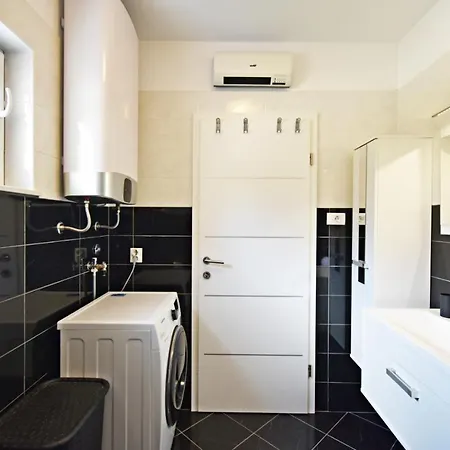 Lukas Apartman *