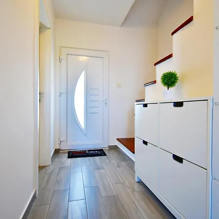 Lukas Apartman *